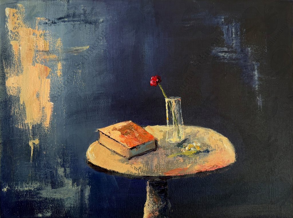 Kunstwerk "Die andere Welt" von Sabrina Schmeing © 2026. Man sieht einen hellen, runden Tisch mit einem Buch und einer Blume darauf. Der Hintergrund ist tief dunkelblau.