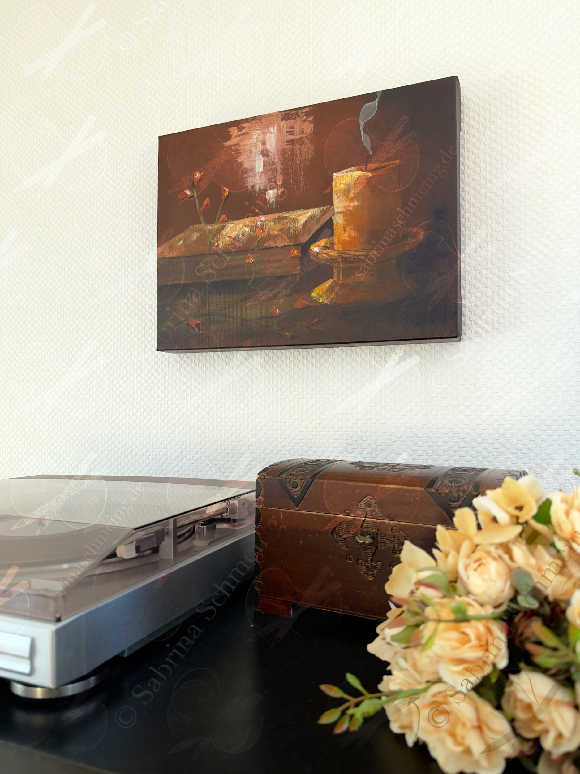 Foto des Acrylgemäldes "Veränderung" von Sabrina Schmeing. Es zeigt das Gemälde an einer Wand und die Größenverhältnisse im Vergleich zu einem Plattenspieler.