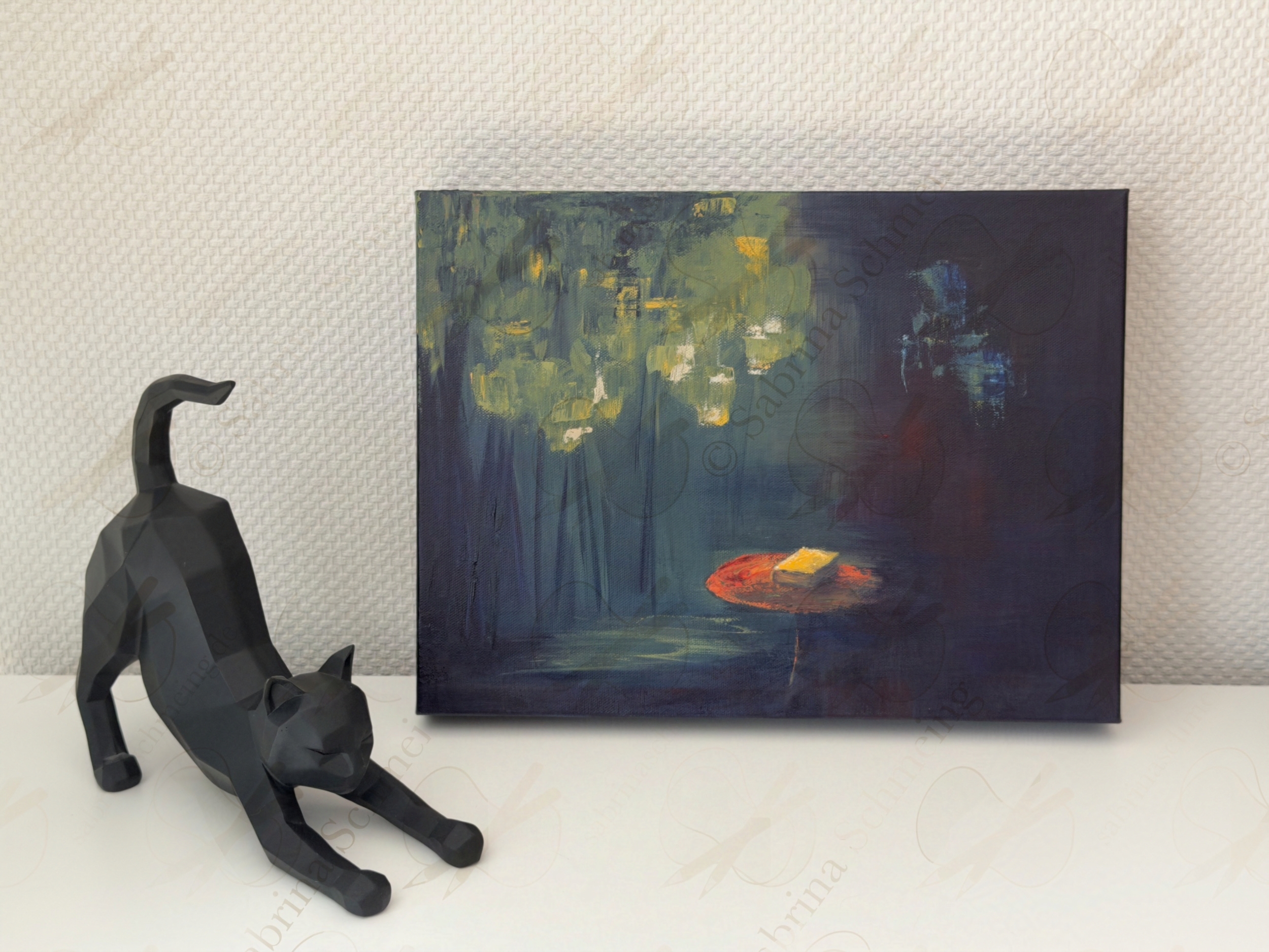 Acrylgemälde "Die andere Welt 2" platziert auf einem Regal neben einer kleinen Katzenfigur für den Eindruck des Werks bei Tageslicht.